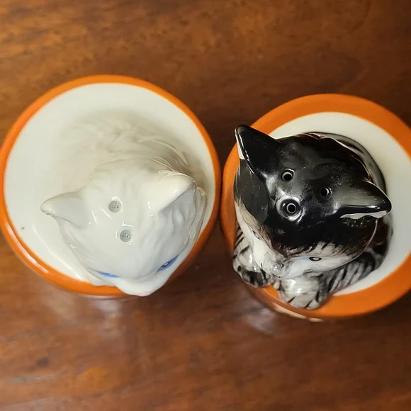 Westland Ceramic Cat-Themed Salt and Pepper Shakers - Picture 5 of 7